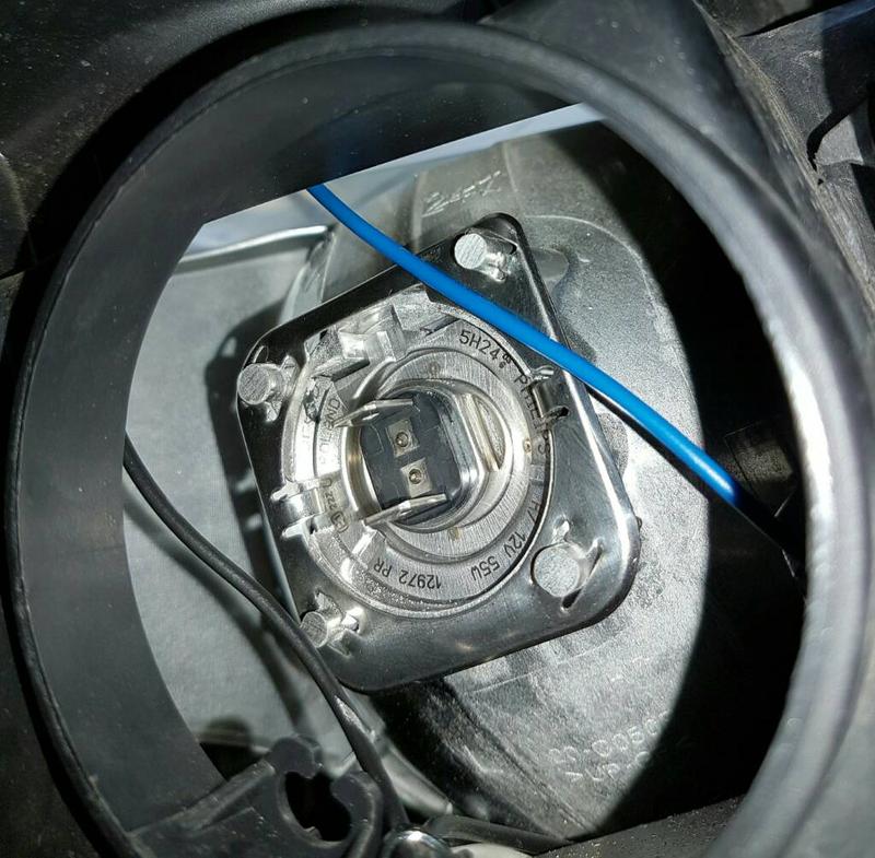 Wymiana żarówki w samochodzie