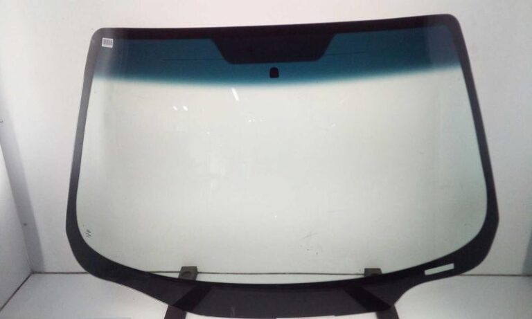 Co robić, gdy w samochodzie pękła szyba? Praktyczny przewodnik dla kierowców