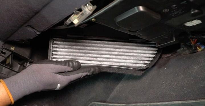 Odkryj, gdzie jest filtr kabinowy w Mercedesie W210 i zadbaj o komfort jazdy