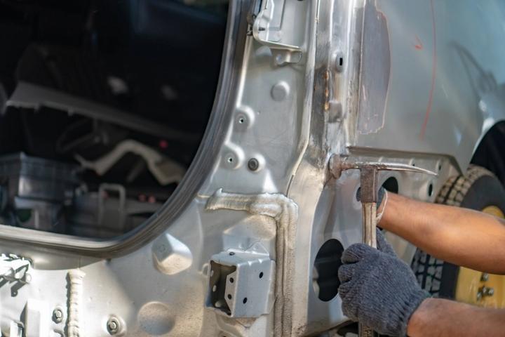 Skuteczne metody na wyprostowanie blachy w samochodzie – poradnik dla każdego kierowcy