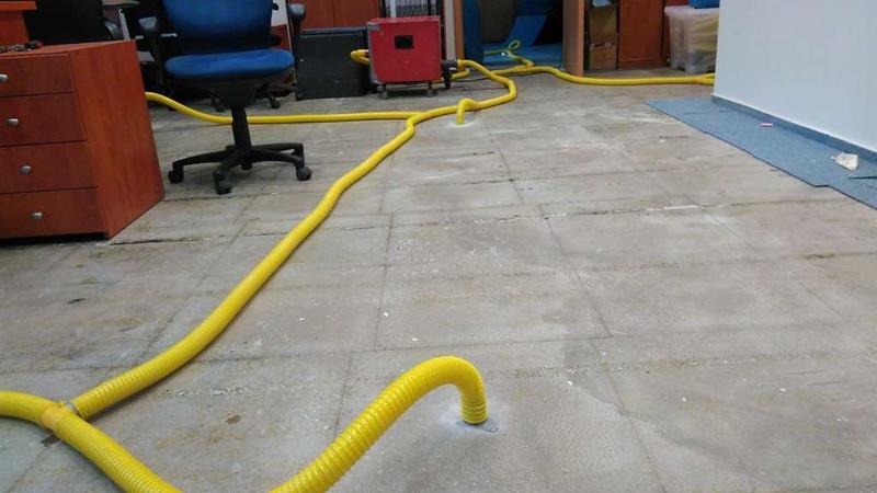 Skuteczne sposoby na osuszenie podłogi w samochodzie – porady, które warto znać