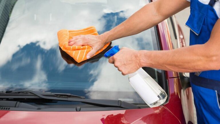 Skuteczne sposoby na to, jak wyczyścić szybę w samochodzie i zadbać o widoczność