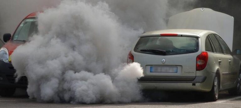 Co zrobić w sytuacji, gdy silnik się rozbiega? Praktyczne porady dla kierowców.