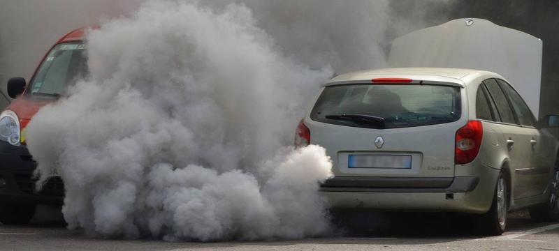 Co zrobić w sytuacji, gdy silnik się rozbiega? Praktyczne porady dla kierowców.