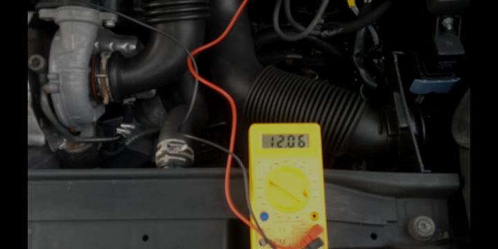 Gdzie znajduje się akumulator w Citroenie Xsarze Picasso? Praktyczny przewodnik