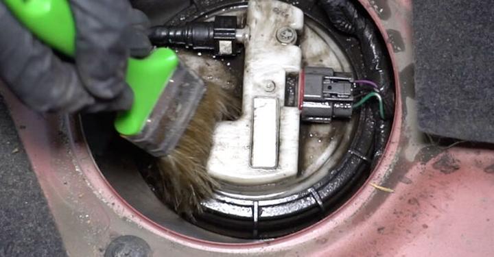 Gdzie znajduje się filtr paliwa w Nissan Note? Sprawdź, jak go zlokalizować!