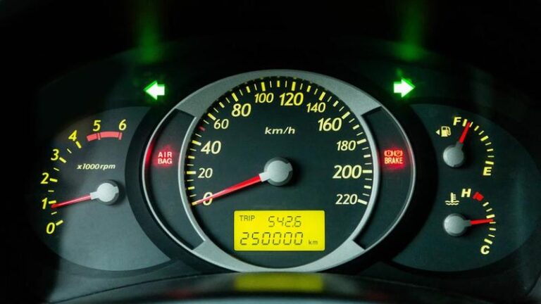 Jak i gdzie sprawdzić przebieg auta przed zakupem?