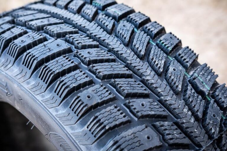 Jak właściwie rozpoznać opony bieżnikowane? Praktyczny przewodnik dla kierowców