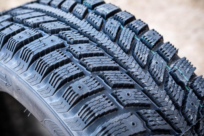 Jak właściwie rozpoznać opony bieżnikowane? Praktyczny przewodnik dla kierowców
