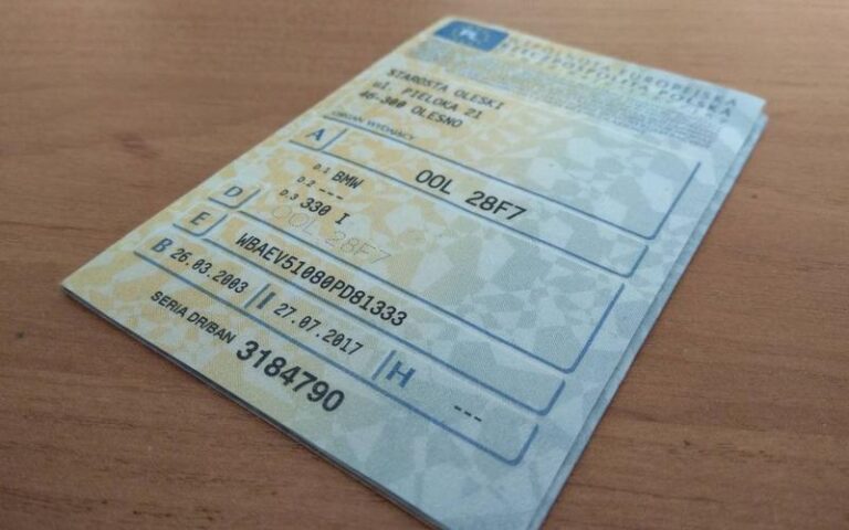 Jakie dokumenty obowiązkowo mieć w samochodzie?