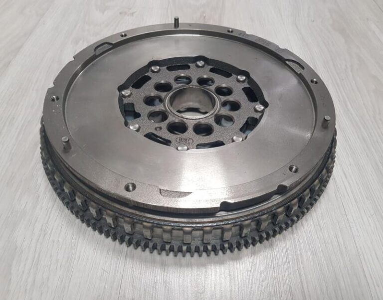 Objawy uszkodzenia koła dwumasowego w silniku benzynowym – na co zwrócić uwagę?