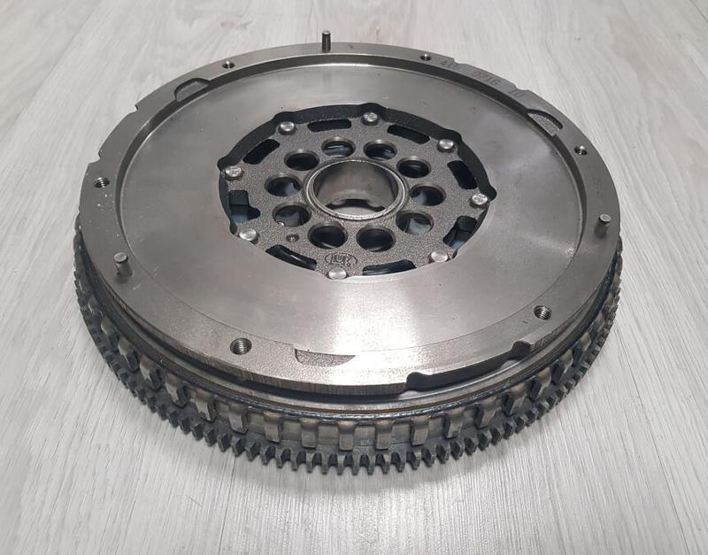 Objawy uszkodzenia koła dwumasowego w silniku benzynowym – na co zwrócić uwagę?