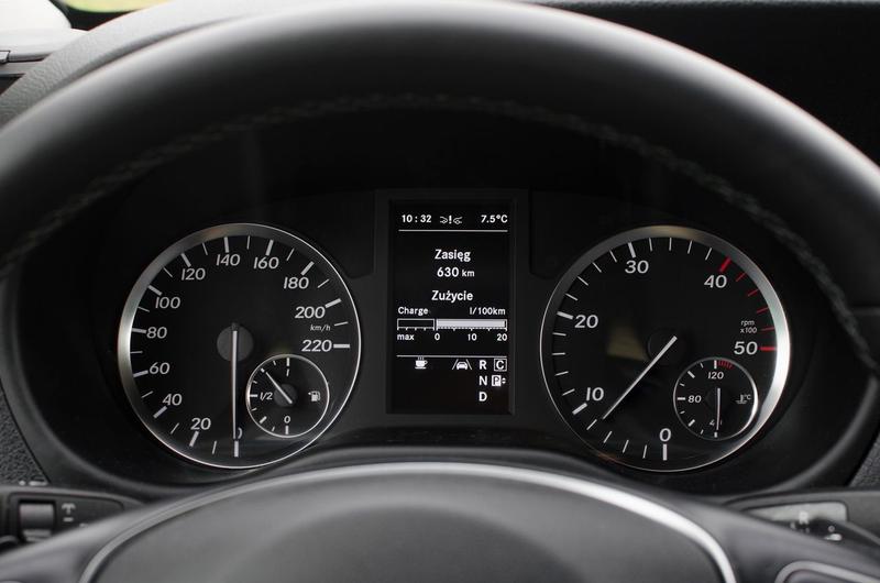 Porównanie ładowania bieg jałowy vs prostownik