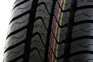 Co oznaczają kolorowe paski na oponach? Odkryj ich tajemnice!