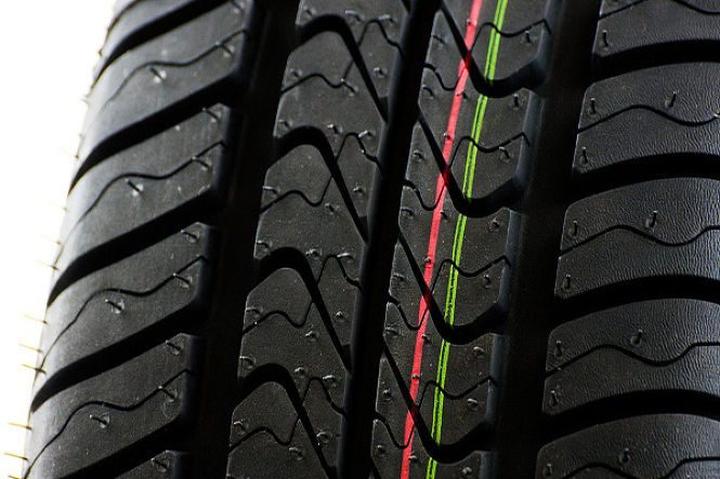 Co oznaczają kolorowe paski na oponach? Odkryj ich tajemnice!