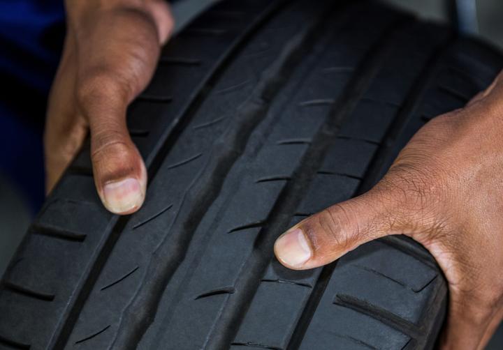 Czym jest opona wyząbkowana i jak wpływa na bezpieczeństwo jazdy?