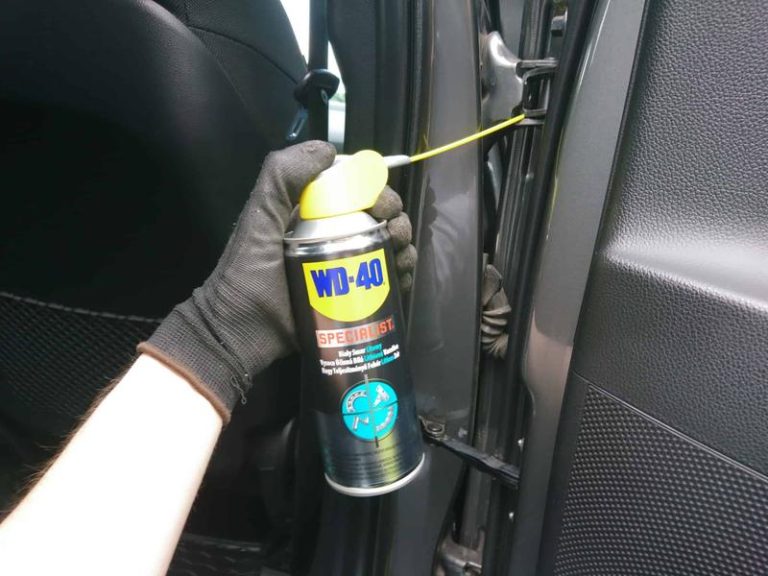 Jak skutecznie smarować skrzypiące drzwi w samochodzie?