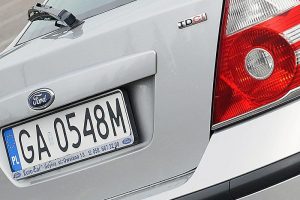 Jakie dokumenty są niezbędne do zarejestrowania samochodu?