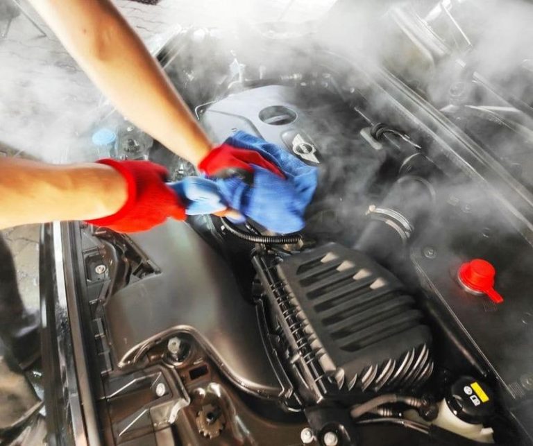 Skuteczne metody na to, jak wyczyścić komorę silnika krok po kroku