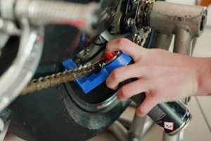 Skuteczne sposoby na czyszczenie łańcucha w motocyklu – zadbaj o swoją maszynę