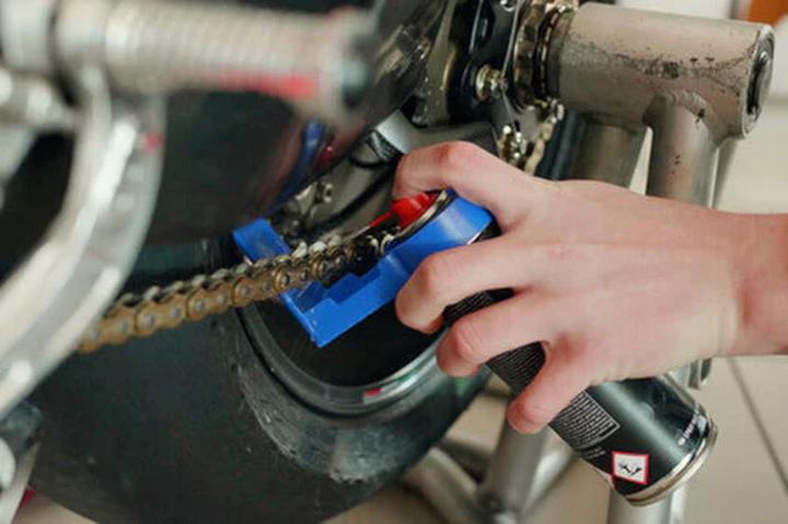 Skuteczne sposoby na czyszczenie łańcucha w motocyklu – zadbaj o swoją maszynę