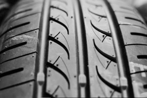 Jak samodzielnie ocenić głębokość bieżnika opony w kilku prostych krokach