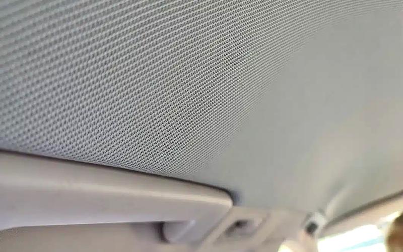 Czyszczenie podsufitki samochodowej