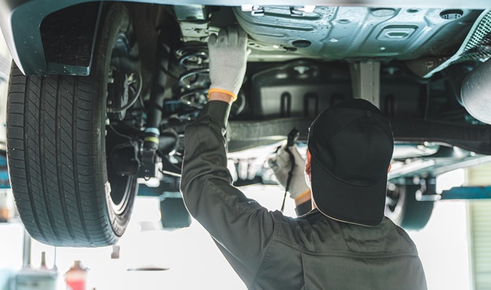 Sprytny serwis: Jak kupować części używane i nie przepłacać u mechanika?