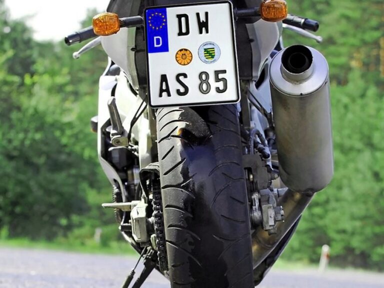 Jak właściwie zamontować tablicę rejestracyjną w motocyklu, aby cieszyć się bezpieczną jazdą?