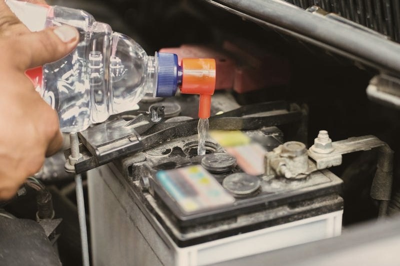 Jaka woda do akumulatora – destylowana czy demineralizowana, co wybrać?