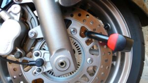 Skuteczne metody, jak zabezpieczyć motocykl pod blokiem przed kradzieżą