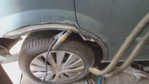 Skuteczne sposoby na naprawę błotnika w samochodzie